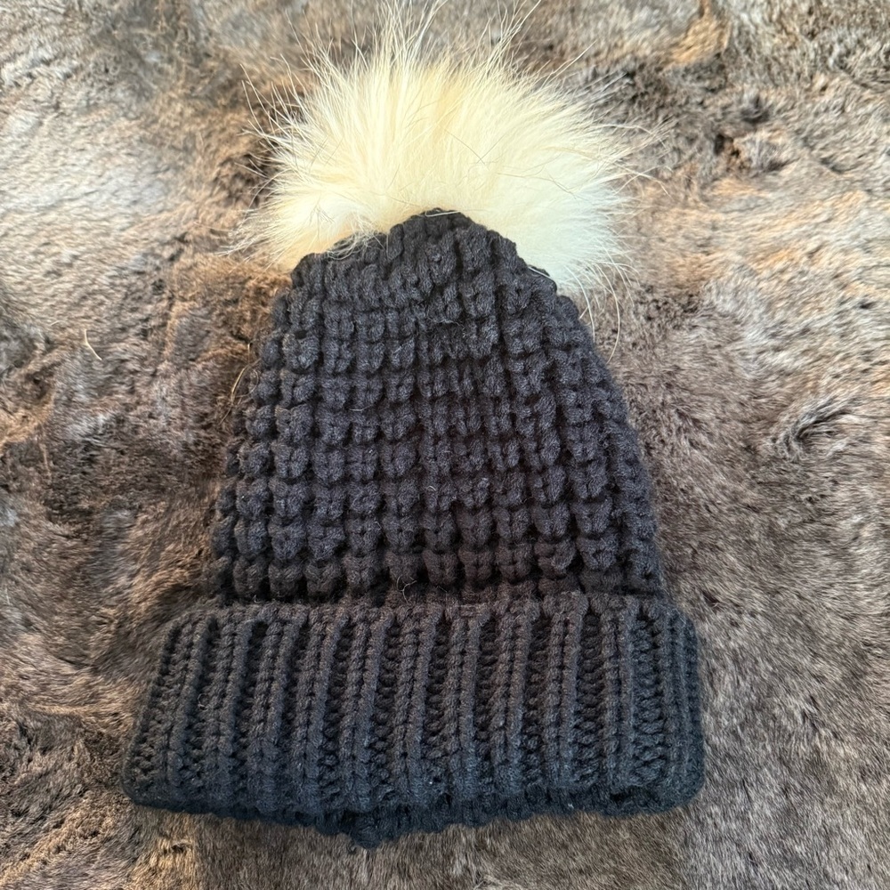 Bari Lynn Black Beanie chunky-knit ribbed turnback hem faux-fur Cream pom-pom OS